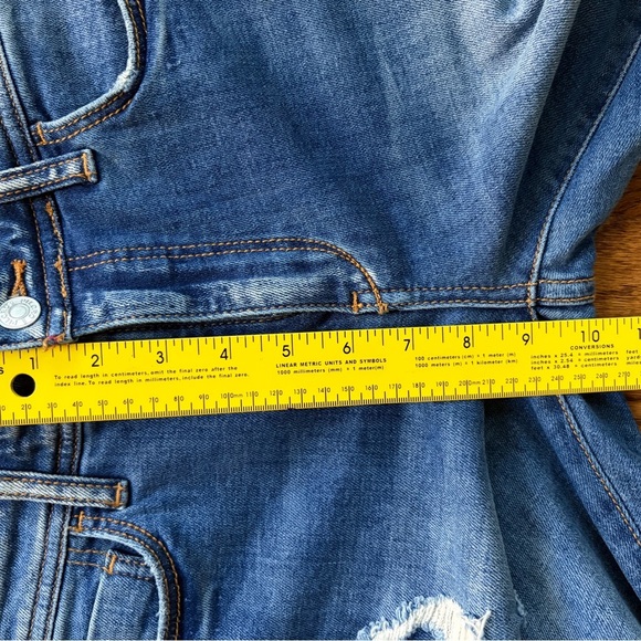 Pilcro Slim Boyfriend Crop Distressed Mid-Rise Med Wash Jeans
Size 27 - Picture 12 of 13